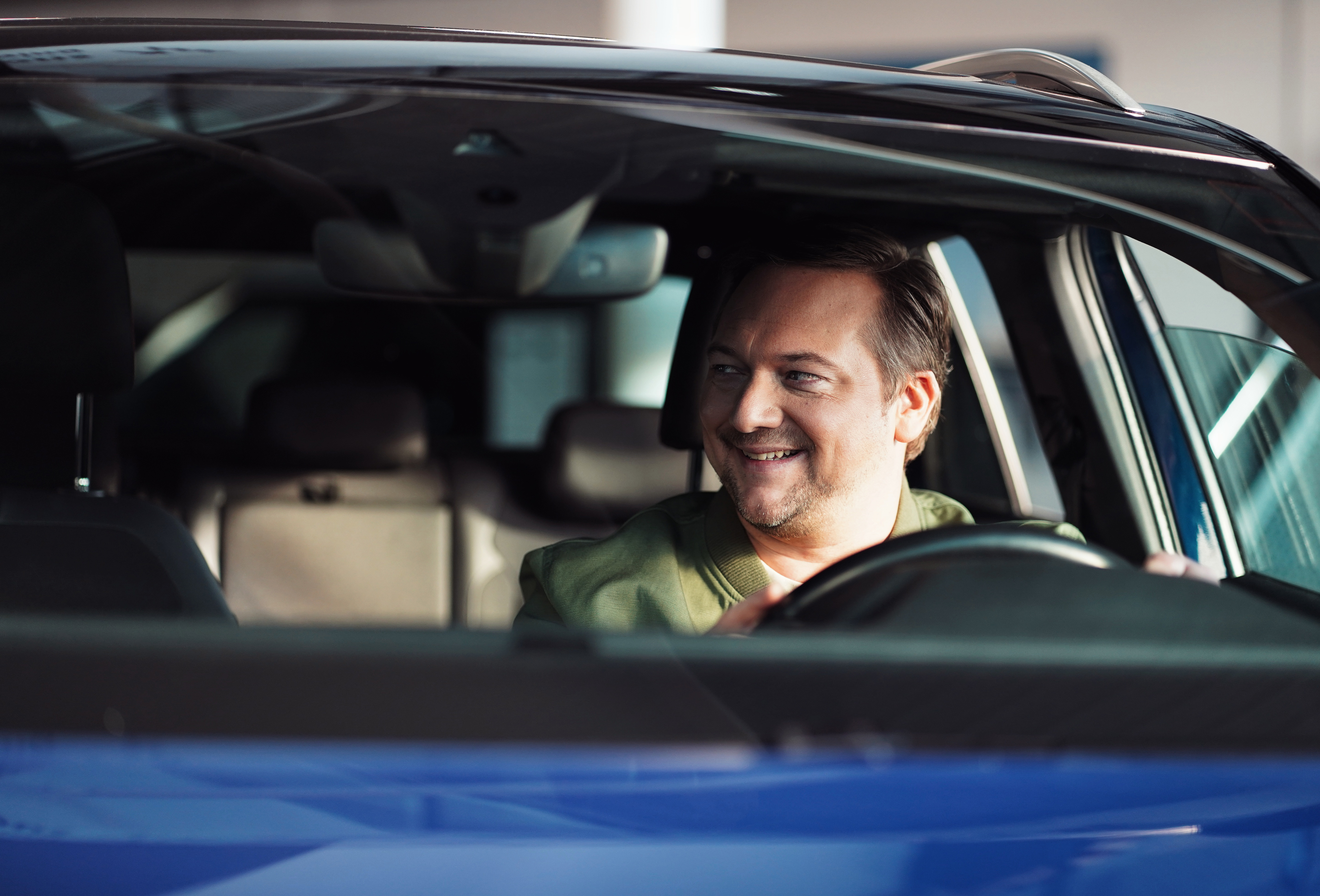 man in auto kijkt opzij  - ZEKUR Autoverzekering