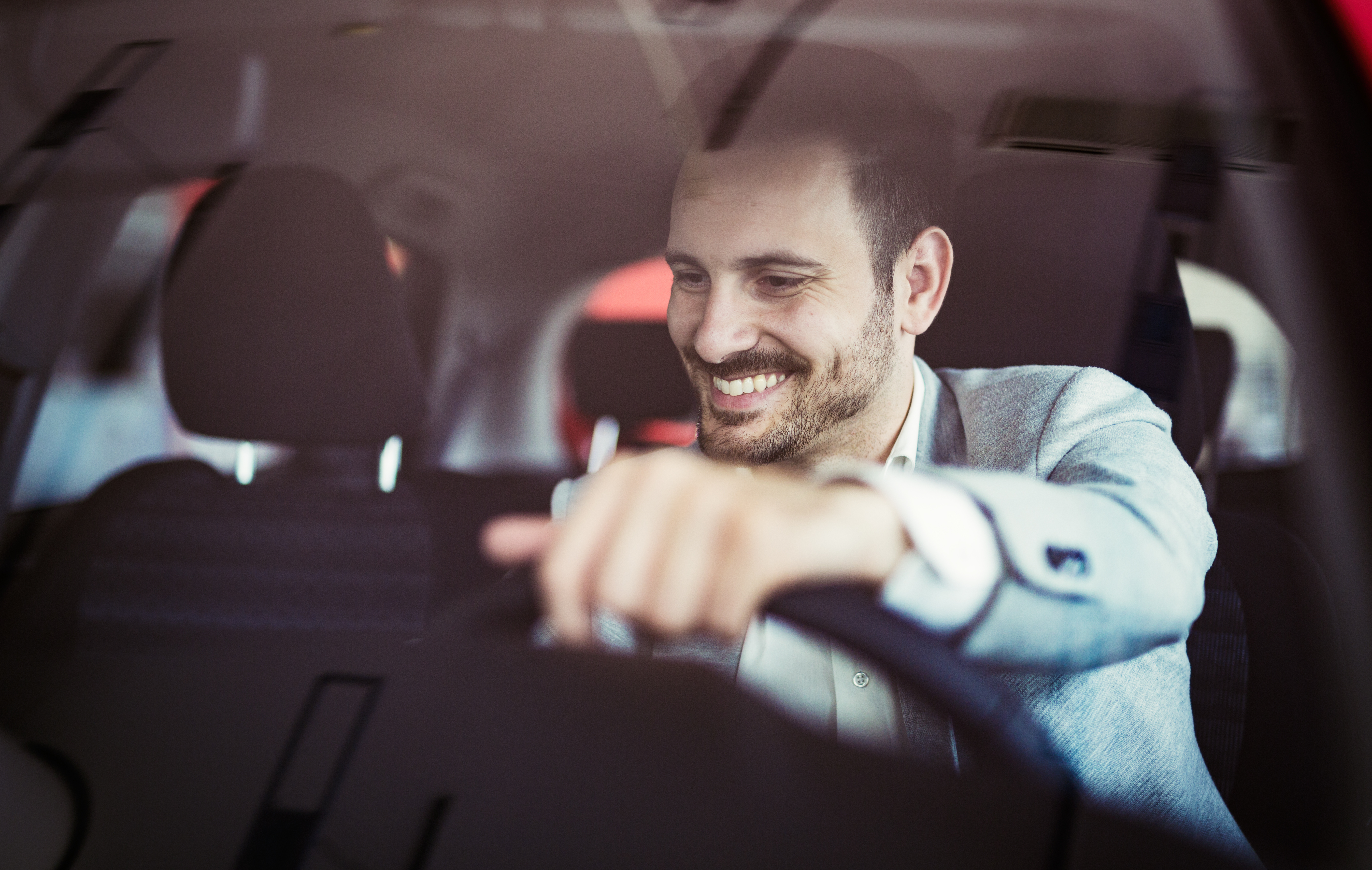 Man zoekt snufjes in auto uit