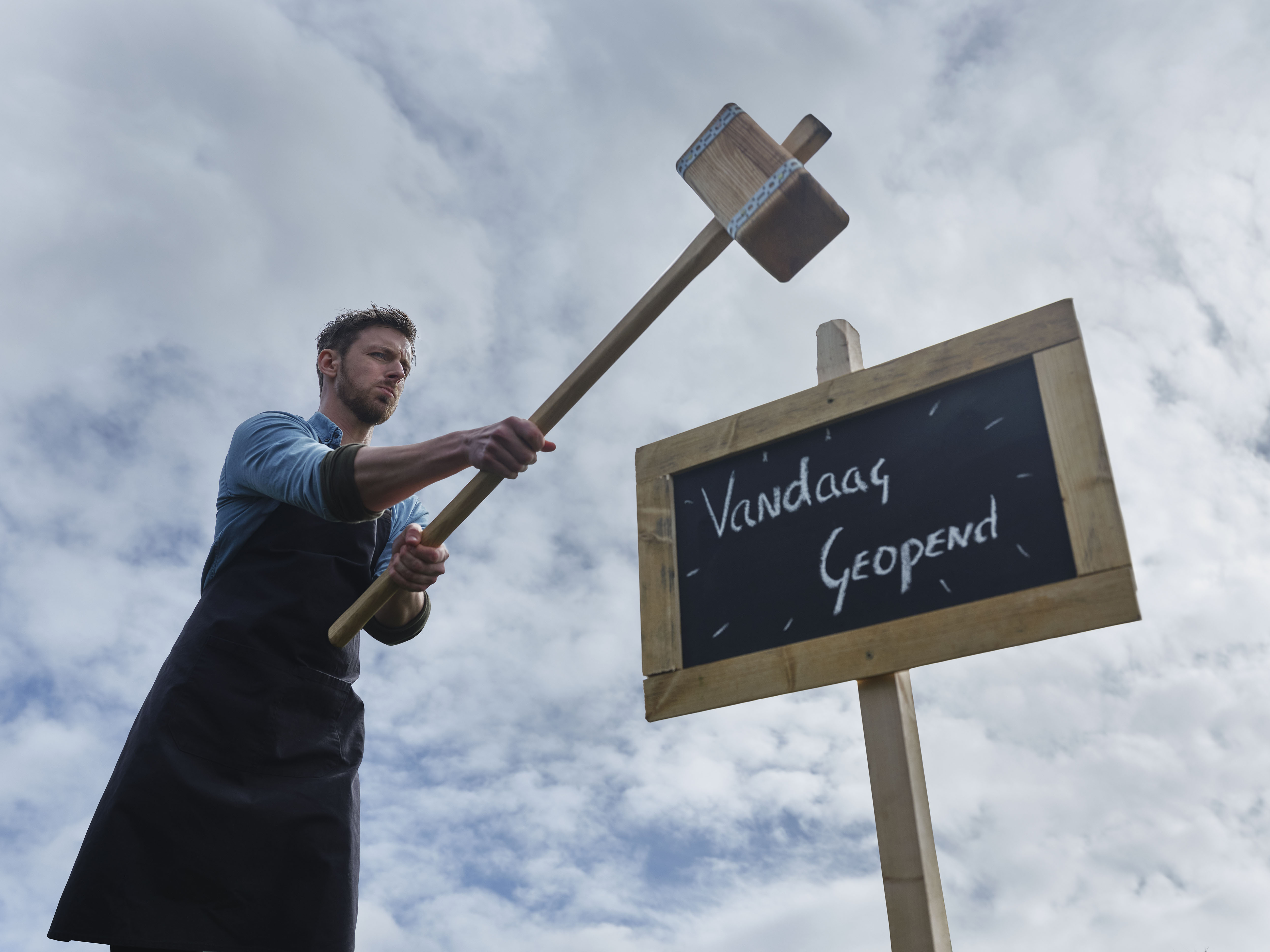 Ondernemer slaat bord in gras